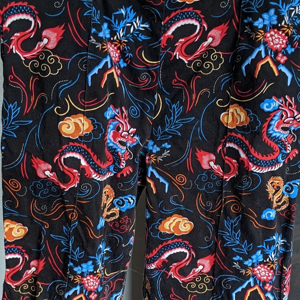 Laura Byrnes California Cropped Trousers in Dragon Print, Size Large